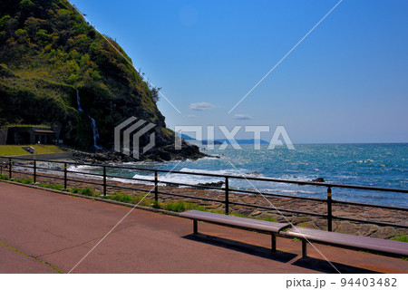 北陸・能登半島・垂水の滝と日本海を眺めながら休憩できるベンチ・石川県　輪島市　珠洲市(1) 94403482
