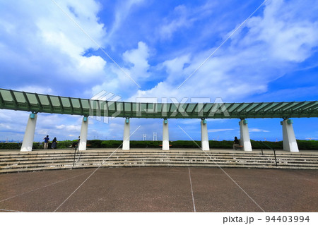 【神奈川県】港の見える丘公園　展望台と横浜ベイブリッジ 94403994