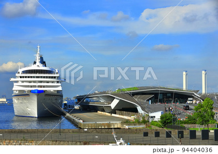 【神奈川県】大桟橋に停泊中の飛鳥Ⅱ 94404036