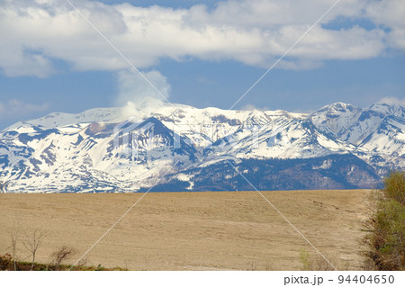 春の美瑛と十勝岳の噴煙 94404650