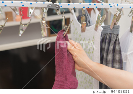 【洗濯物を干すミドル主婦の家事のシーン　靴下】 94405831