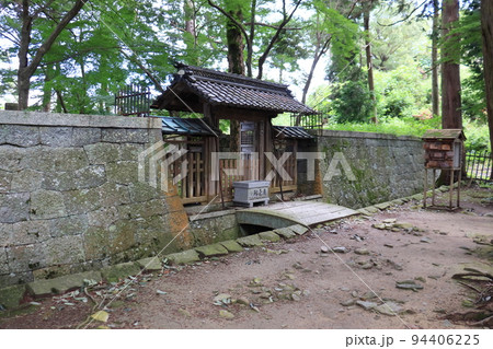 安土城跡の織田信長公本廟 94406225