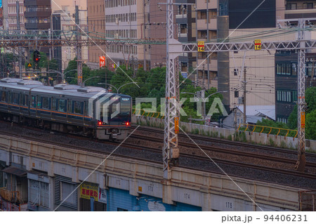 兵庫県神戸市　花隈　夕暮れ時の街並み 94406231