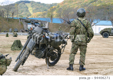 陸上自衛隊のオートバイと偵察隊員 94406271