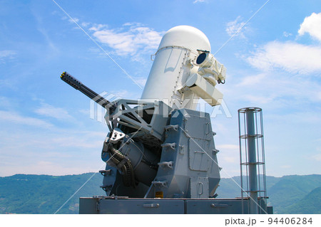 空を睨む護衛艦の高性能20mm機関砲 94406284