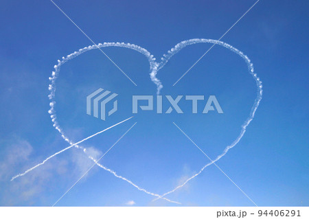 ブルーインパルスの描く青空のハートマーク ブルーインパルスの描く青空のハートマーク 94406291