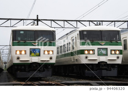 車両基地で並ぶ185系特急形電車（L特急谷川とL特急とき)の写真素材