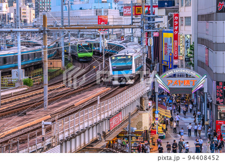 日本の東京都市景観 8週世界最多…。コロナ禍だが賑わう上野のアメ横などを望む＝9月16日 94408452