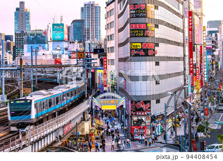 日本の東京都市景観 8週世界最多…。コロナ禍だが賑わう上野のアメ横などを望む＝9月16日 94408454
