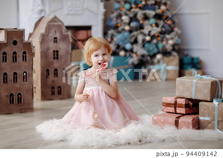 Girl sitting on the floor at home 94409142
