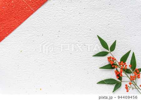 紅白の和紙に南天の葉と赤い実の和風フレーム　年賀状寒中見舞い 94409456