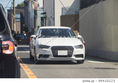 セダン 道路走行中 セダン 道路走行中 94410123