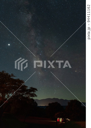 日本の岡山県真庭市の蒜山高原のとても美しい星空 94411162
