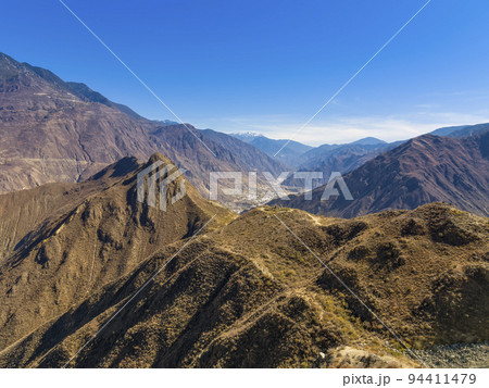 中国雲南省徳欽県 横断山脈の山並み / Deqin, China 94411479