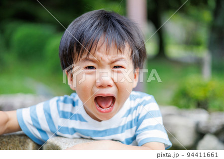 泣き顔の男の子 94411661