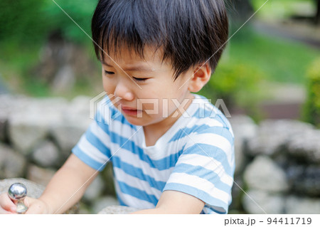 イヤイヤ期の男の子 イヤイヤ期の男の子 94411719