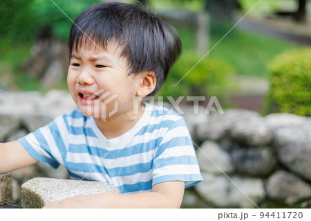 イヤイヤ期の男の子 イヤイヤ期の男の子 94411720