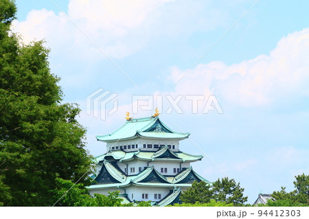 名古屋市、新緑の名古屋城の風景 94412303