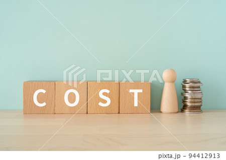 COSTと書かれたブロックと人形とコイン COSTと書かれたブロックと人形とコイン 94412913