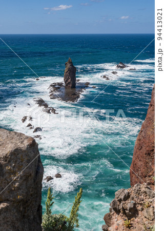 積丹ブルーの大海原にせり出した絶景の神威岬と神威岩 94413021