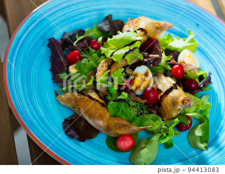 Salad with quail, berries and sauce Salad with quail, berries and sauce 94413083