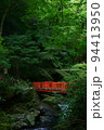 木々と川と赤い橋 94413950