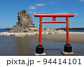 福島県いわき市勿来海水浴場の鳥居 94414101