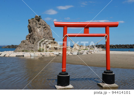 福島県いわき市勿来海水浴場の鳥居 福島県いわき市勿来海水浴場の鳥居 94414101