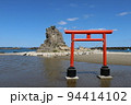 福島県いわき市勿来海水浴場の鳥居 94414102