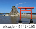 福島県いわき市勿来海水浴場の鳥居 94414103