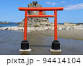 福島県いわき市勿来海水浴場の鳥居 94414104