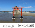 福島県いわき市勿来海水浴場の鳥居 94414105