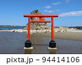 福島県いわき市勿来海水浴場の鳥居 94414106