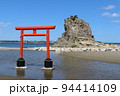 福島県いわき市勿来海水浴場の鳥居 94414109