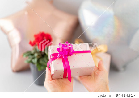 プレゼントを持ってる女性 94414317