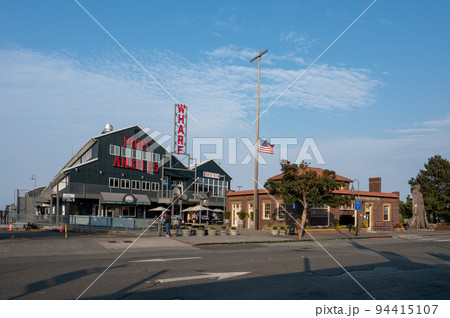 Port Angeles Wharf in dowtown Port Angeles, Washington. 94415107