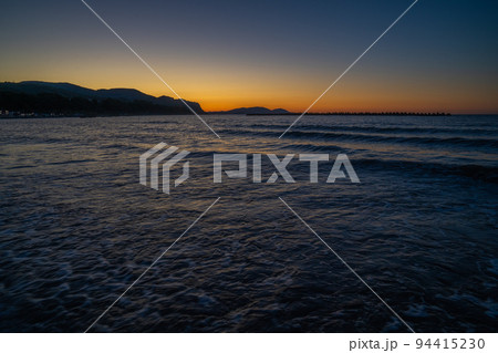 秋の銭函海岸の夕日 秋の銭函海岸の夕日 94415230
