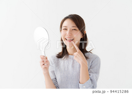 デンタルチェックをする20代女性 デンタルチェックをする20代女性 94415286