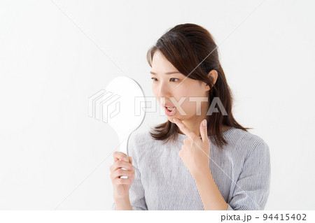 デンタルチェックをする20代女性 94415402