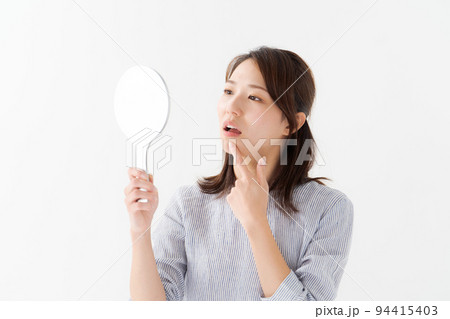 デンタルチェックをする20代女性 94415403