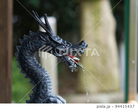 神社手水舎の龍口 94415437
