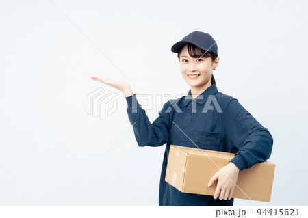 荷物を運ぶ配送業の女性(白バック、おすすめ) 荷物を運ぶ配送業の女性(白バック、おすすめ) 94415621