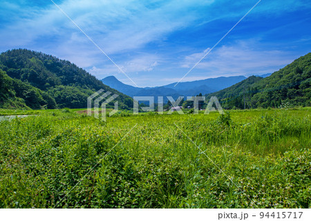 里山の風景 道木佐山沼田線 みなかみ町付近 初夏の季節 里山の風景 道木佐山沼田線 みなかみ町付近 初夏の季節 94415717