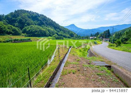 里山の風景 道木佐山沼田線 みなかみ町付近 初夏の季節 里山の風景 道木佐山沼田線 みなかみ町付近 初夏の季節 94415897