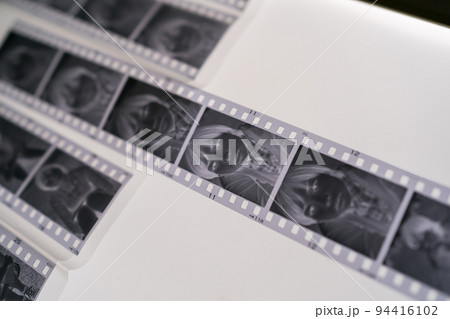 現像済みのモノクロフィルム 94416102