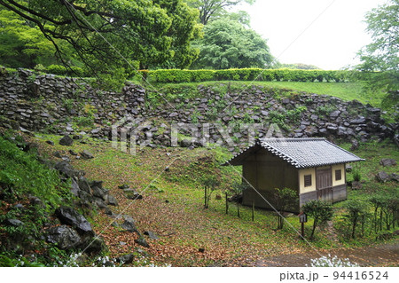 雨の石垣山一夜城跡、馬屋曲輪下の石垣跡と管理棟【神奈川県小田原市】 雨の石垣山一夜城跡、馬屋曲輪下の石垣跡と管理棟【神奈川県小田原市】 94416524