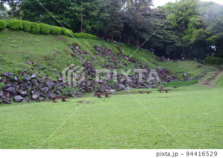 雨の石垣山一夜城跡、本城曲輪石垣を馬屋曲輪より見る【神奈川県小田原市】 94416529