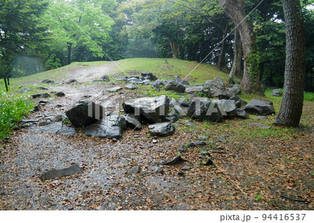 雨の石垣山一夜城跡、本城曲輪(本丸)の天守台跡【神奈川県小田原市】 雨の石垣山一夜城跡、本城曲輪(本丸)の天守台跡【神奈川県小田原市】 94416537