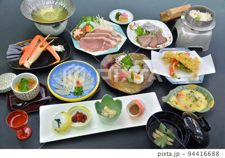 旅館の夕食で出される会席料理のイメージ 94416688