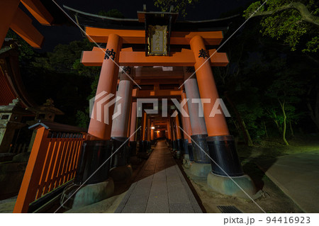 深夜の伏見稲荷大社　千本鳥居 94416923